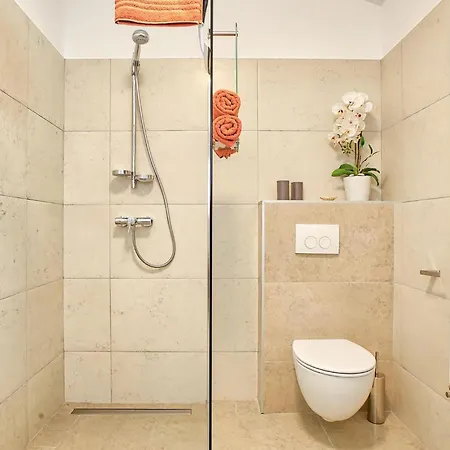 Clara Melodie Nyaraló